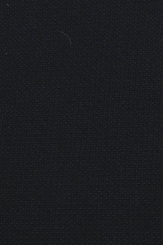 Det sorte fame stof set tæt på.