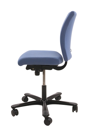 Håg H04 4200 kontorstol i mellem blå set fra siden af.