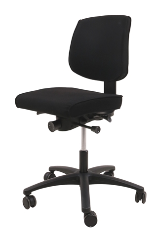 RBM 615 Kontorstol i sort set forfra i en skrå vinkel.