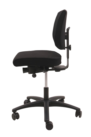 RBM 615 Kontorstol i sort set fra siden af.