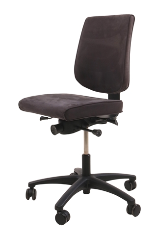 RBM 620 Kontorstol i antracit set forfra i en skrå vinkel.