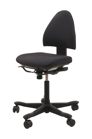 Kinnarps Free Float 6000 kontorstol i mørkegrå set forfra i en skrå vinkel.