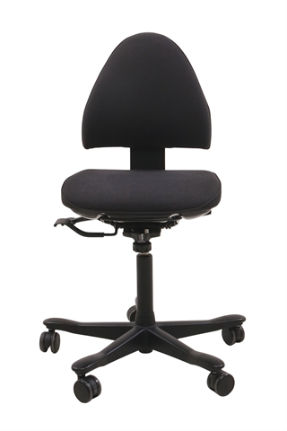 Kinnarps Free Float 6000 kontorstol i mørkegrå set forfra.