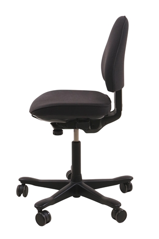 Kinnarps Free Float 6000 kontorstol i mørkegrå set fra siden af.