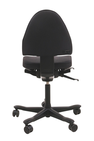 Kinnarps Free Float 6000 kontorstol i mørkegrå set bagfra.