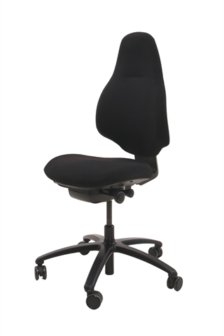 RH Mereo 220 kontorstol i sort set forfra i en skrå vinkel.