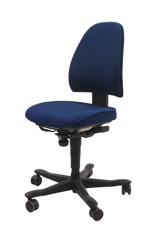 Kinnarps Free Float 6000 kontorstol i mørkeblå set forfra i en skrå vinkel.