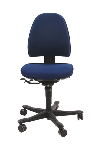 Kinnarps Free Float 6000 kontorstol i mørkeblå set forfra.