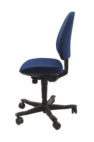 Kinnarps Free Float 6000 kontorstol i mørkeblå set fra siden af.