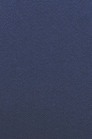 Det mørkeblå stof set tæt på.