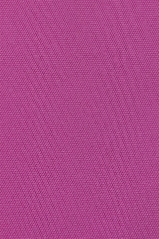 Det lys violette stof set tæt på.