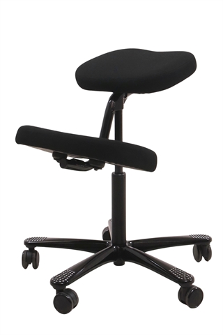 Håg Balans Vital 6035 knæstol i sort set forfra i en skrå vinkel.