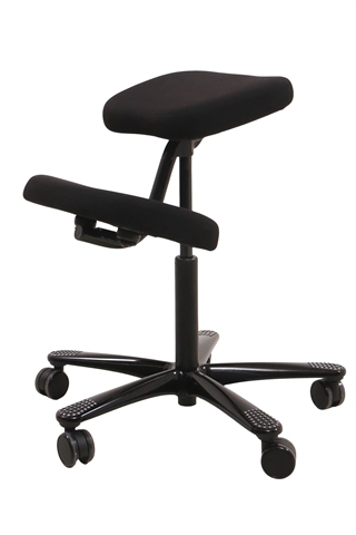 Håg Balans Vital 6035 knæstol i sort set forfra i en skrå vinkel.