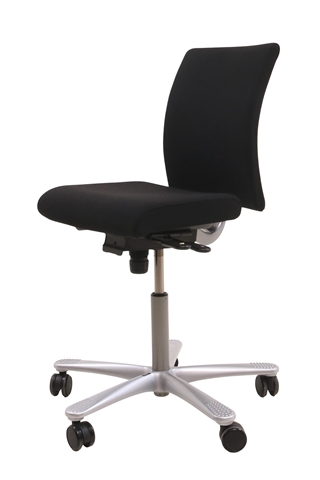 Håg H04 4200 kontorstol i sort set forfra i en skrå vinkel.