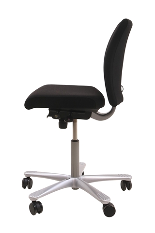 Håg H04 4200 kontorstol i sort set fra siden af.