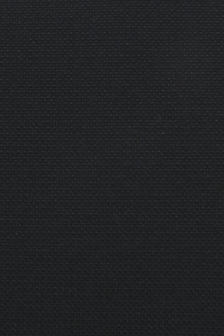 Det sorte fame stof set tæt på.