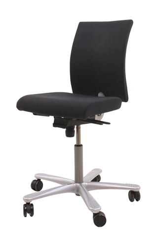 Håg H04 4200 kontorstol i antracitgrå set forfra i en skrå vinkel.