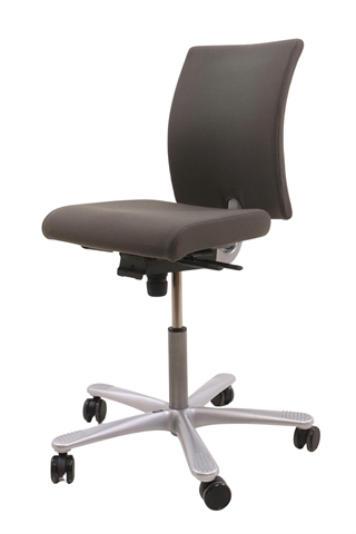 Håg H04 4200 kontorstol i grå set forfra i en skrå vinkel.