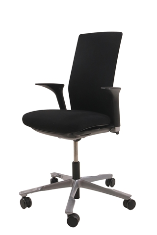 Håg Futu kontorstol i sort set forfra i en skrå vinkel.