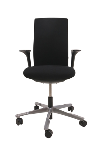 Håg Futu kontorstol i sort set forfra.