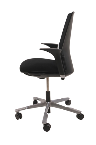 Håg Futu kontorstol i sort set fra siden af.