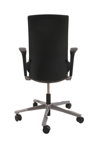 Håg Futu kontorstol i sort set bagfra.