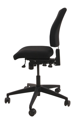 Interstuhl 16GD1 i sort set fra siden af.