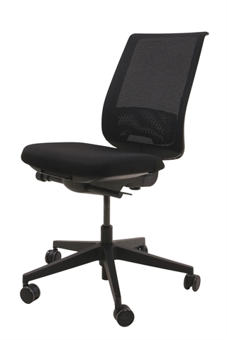Steelcase kontorstol i sort set forfra i en skrå vinkel.