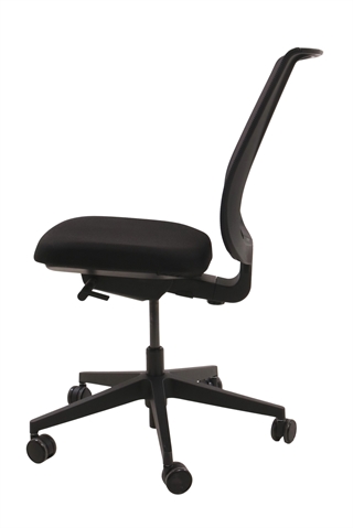 Steelcase kontorstol i sort set fra siden af.
