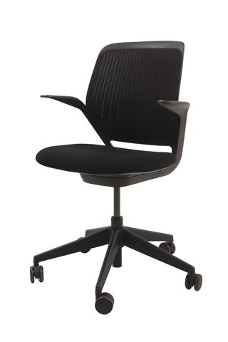 Steelcase kontorstol i sort set forfra i en skrå vinkel.