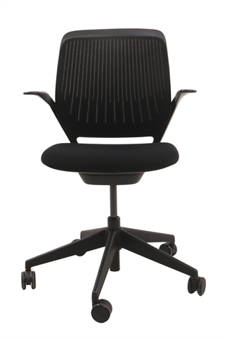 Steelcase kontorstol i sort set forfra.