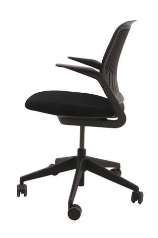 Steelcase kontorstol i sort set fra siden af.