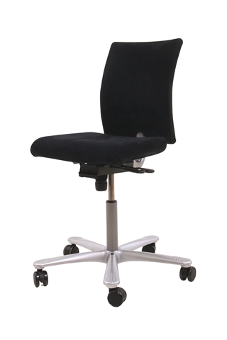 Håg H04 4200 kontorstol i sort set forfra i en skrå vinkel.