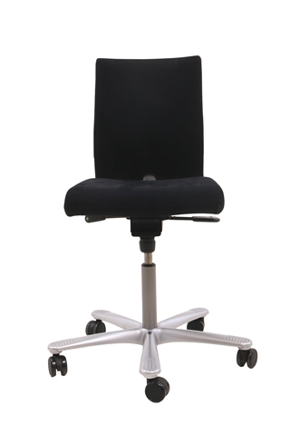 Håg H04 4200 kontorstol i sort set forfra.