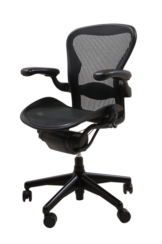 Herman Miller Aeron Classic kontorstol i sort set forfra i en skrå vinkel.