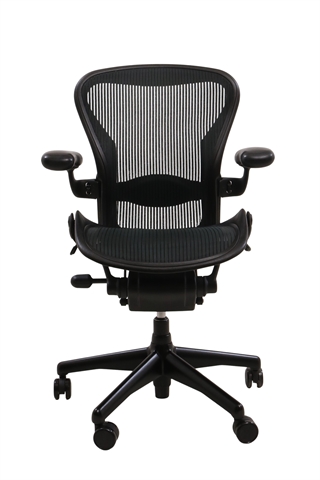 Herman Miller Aeron Classic kontorstol i sort set forfra.