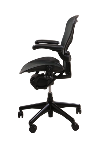 Herman Miller Aeron Classic kontorstol i sort set fra siden af.