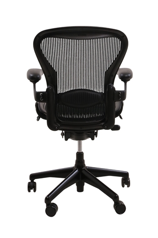 Herman Miller Aeron Classic kontorstol i sort set bagfra.