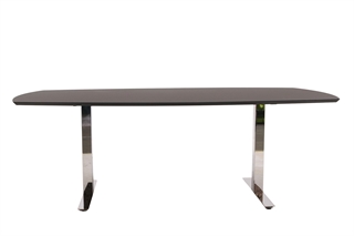 Fumac mødebord i  sort linoleum set forfra.