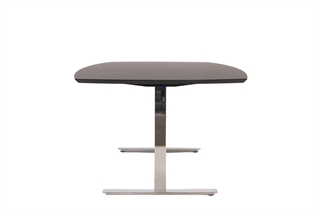 Fumac mødebord i  sort linoleum set fra enden af.