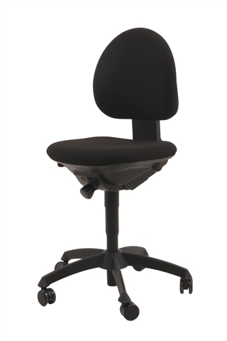 Labofa kontorstol i sort set forfra i en skrå vinkel.