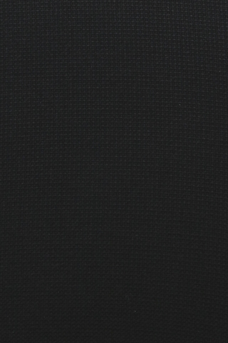 Det sorte fame stof set tæt på.