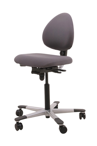 Håg Credo kontorstol i lysegrå set forfra i en skrå vinkel.