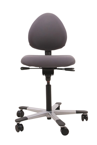 Håg Credo kontorstol i lysegrå set forfra.