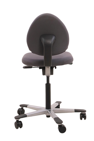 Håg Credo kontorstol i lysegrå set bagfra.