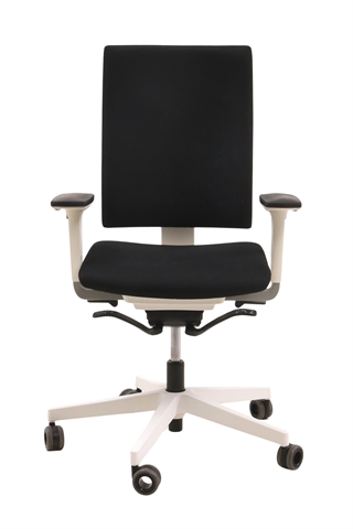 Nowy Styl 4ME kontorstol set forfra.