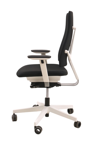 Nowy Styl 4ME kontorstol set fra siden af.