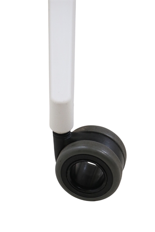 Fodkrydset i hvid med gummibanehjulet set tæt på.