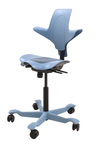 Håg Capisco kontorstol i lyseblå set forfra i en skrå vinkel.