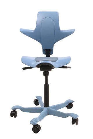 Håg Capisco kontorstol i lyseblå set forfra.